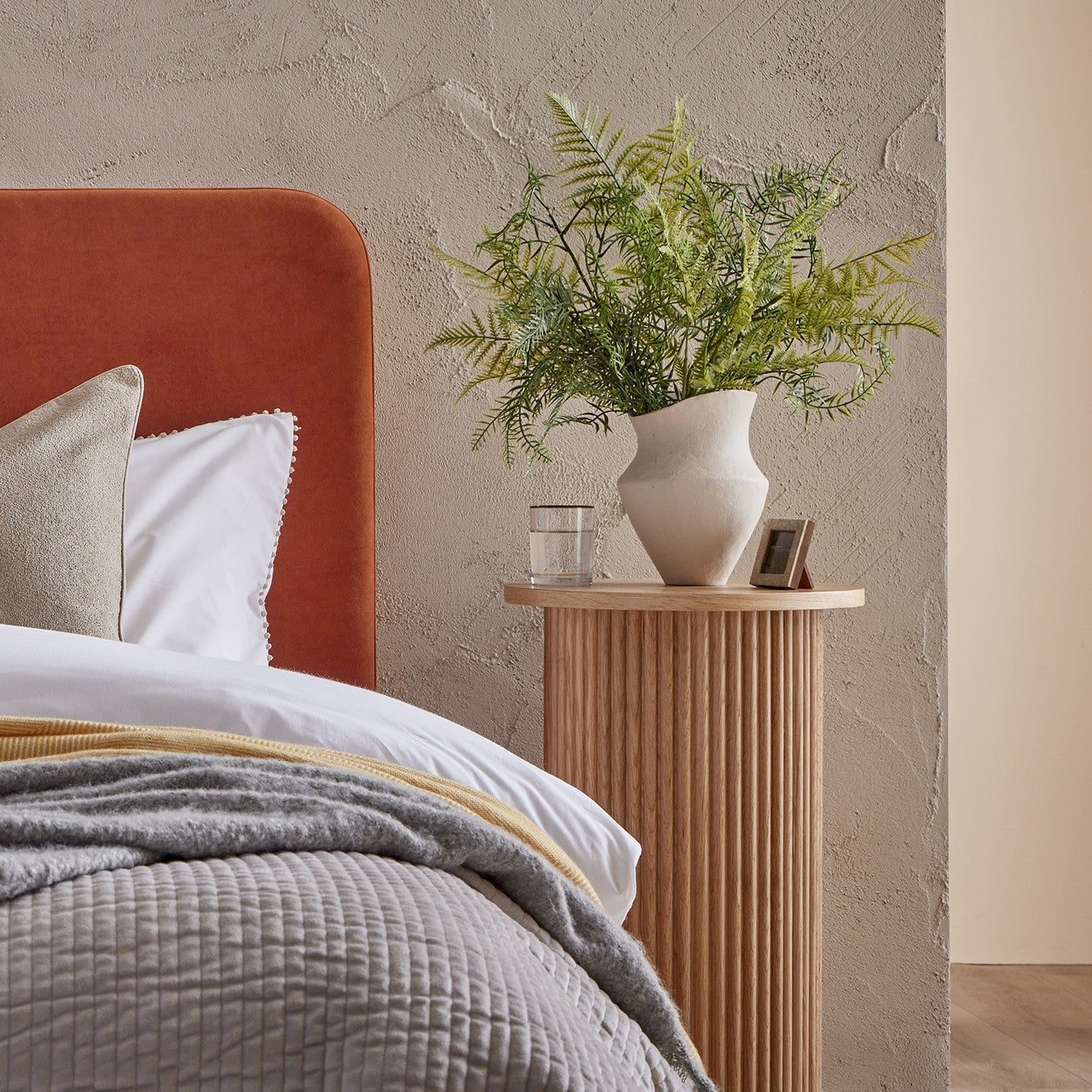 Table d'appoint scandinave en bois clair avec base cylindrique pour salon