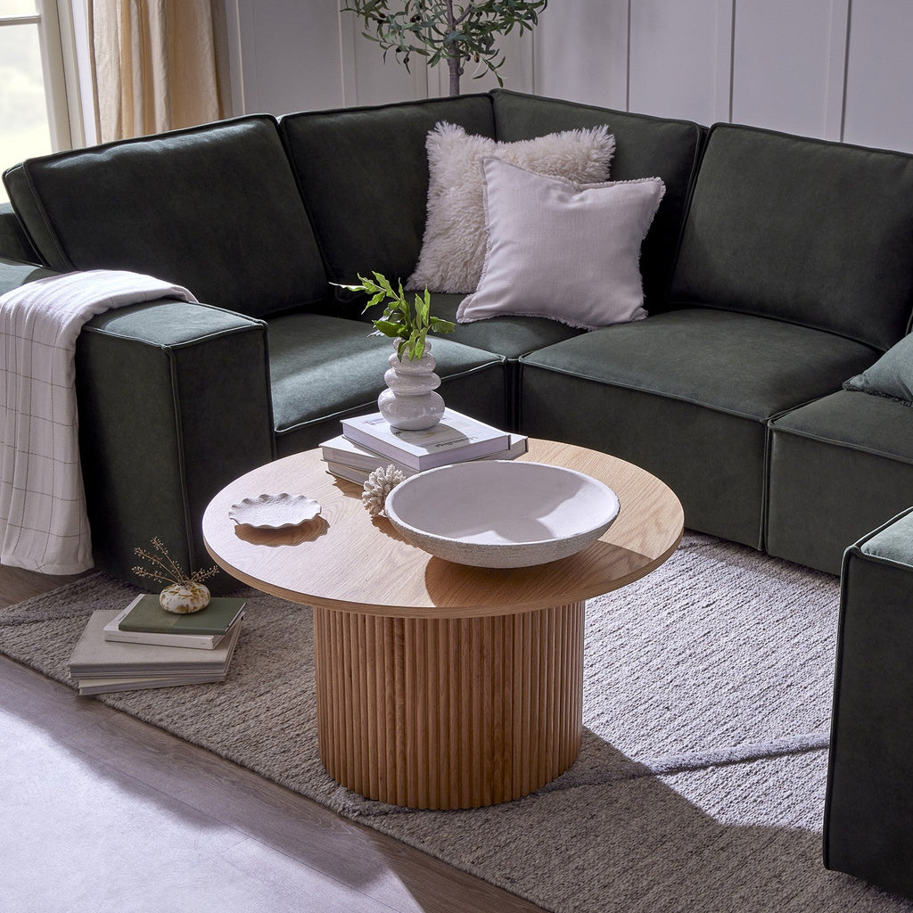 Table basse scandinave en bois clair avec piètement cylindrique à panneaux pour salon