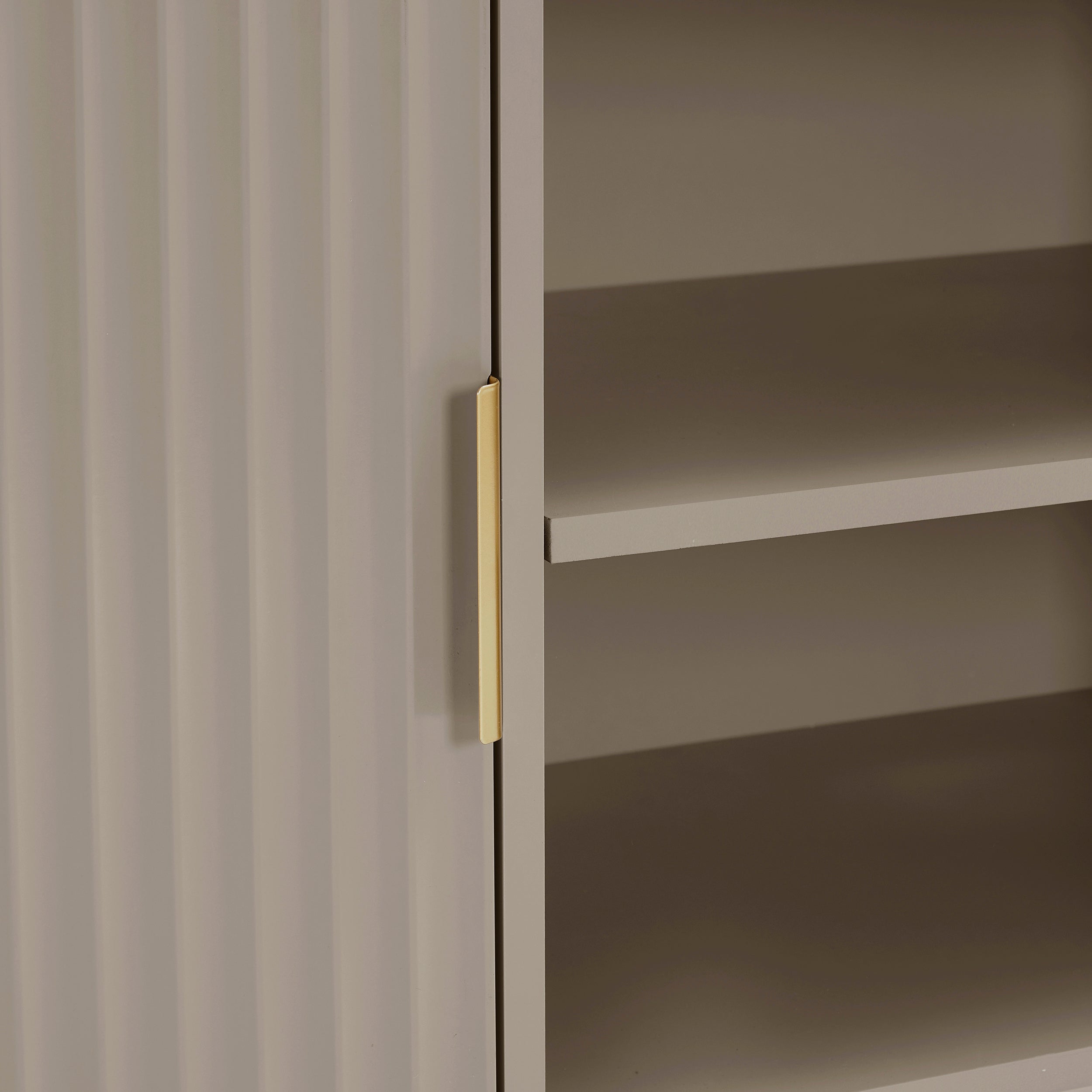 Meuble TV taupe moderne avec accents dorés pour téléviseurs jusqu'à 65 pouces pour le salon