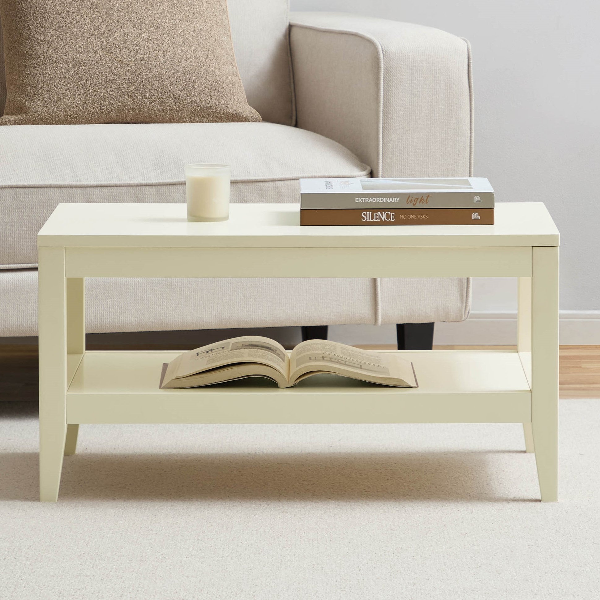 Table basse moderne peinte crème avec étagère ouverte pour le salon