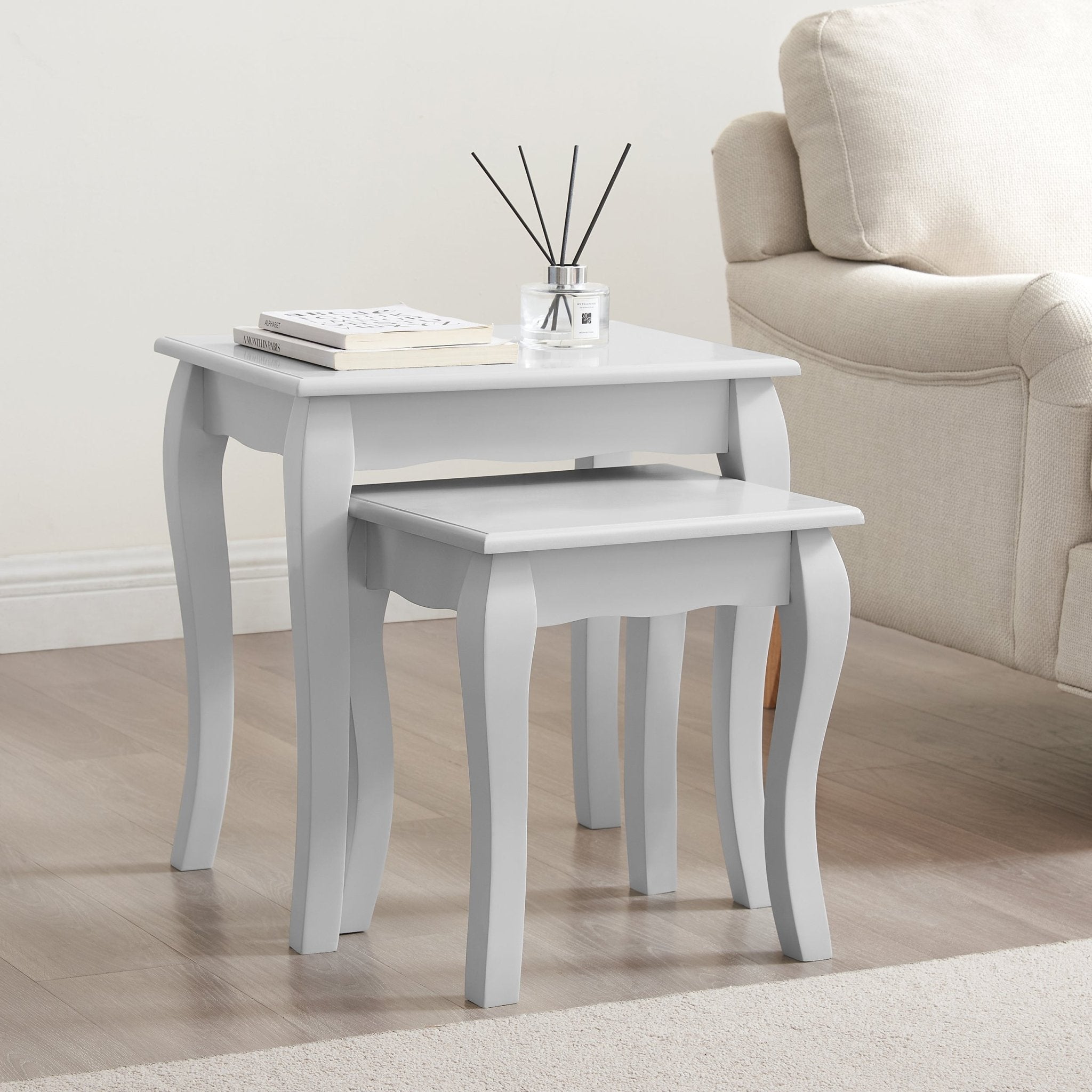 Table d'appoint minimaliste peinte en gris clair au design compact pour salon
