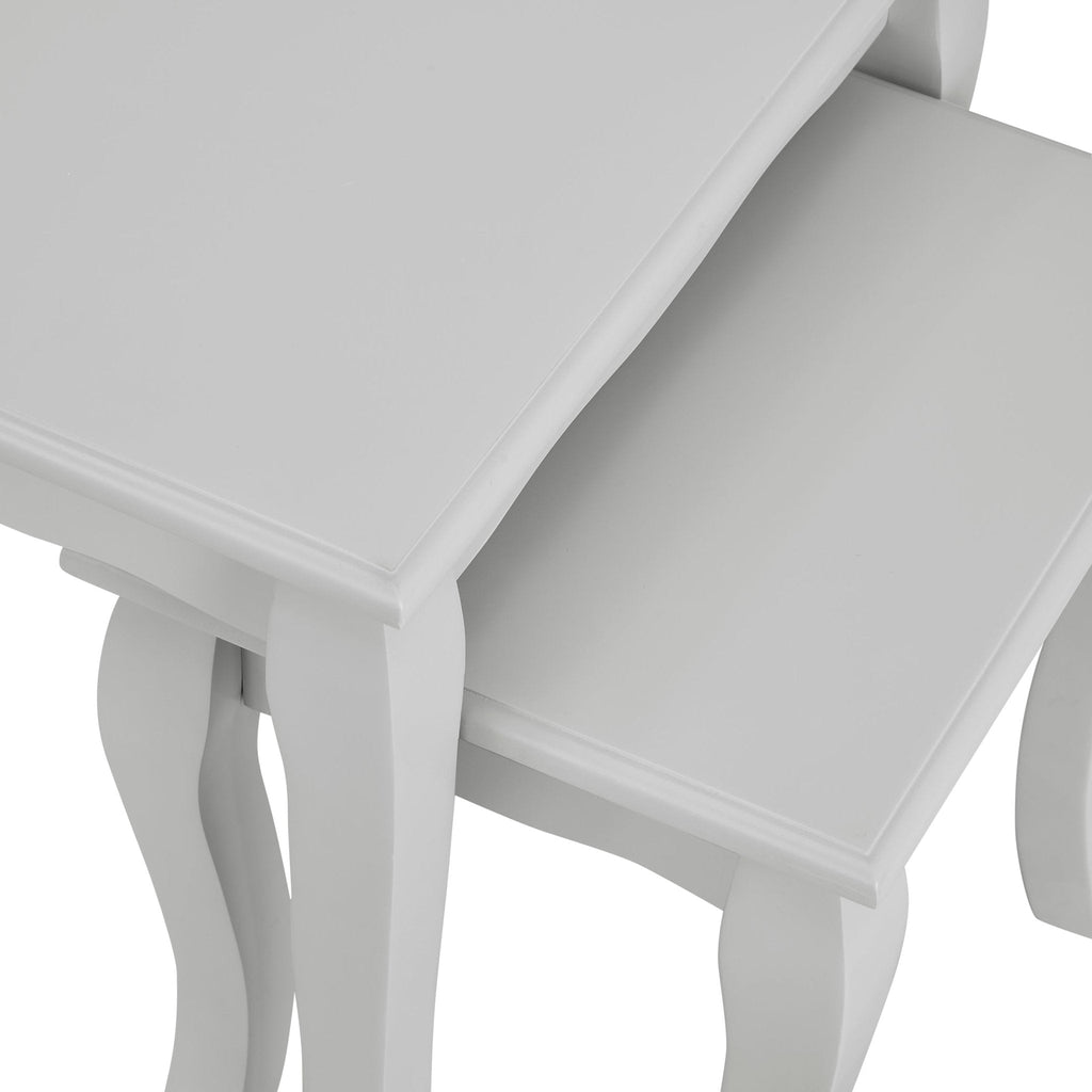 Table d'appoint minimaliste peinte en gris clair au design compact pour salon
