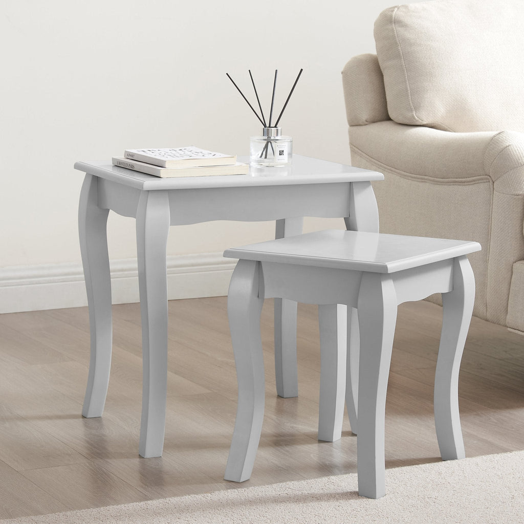 Table d'appoint minimaliste peinte en gris clair au design compact pour salon