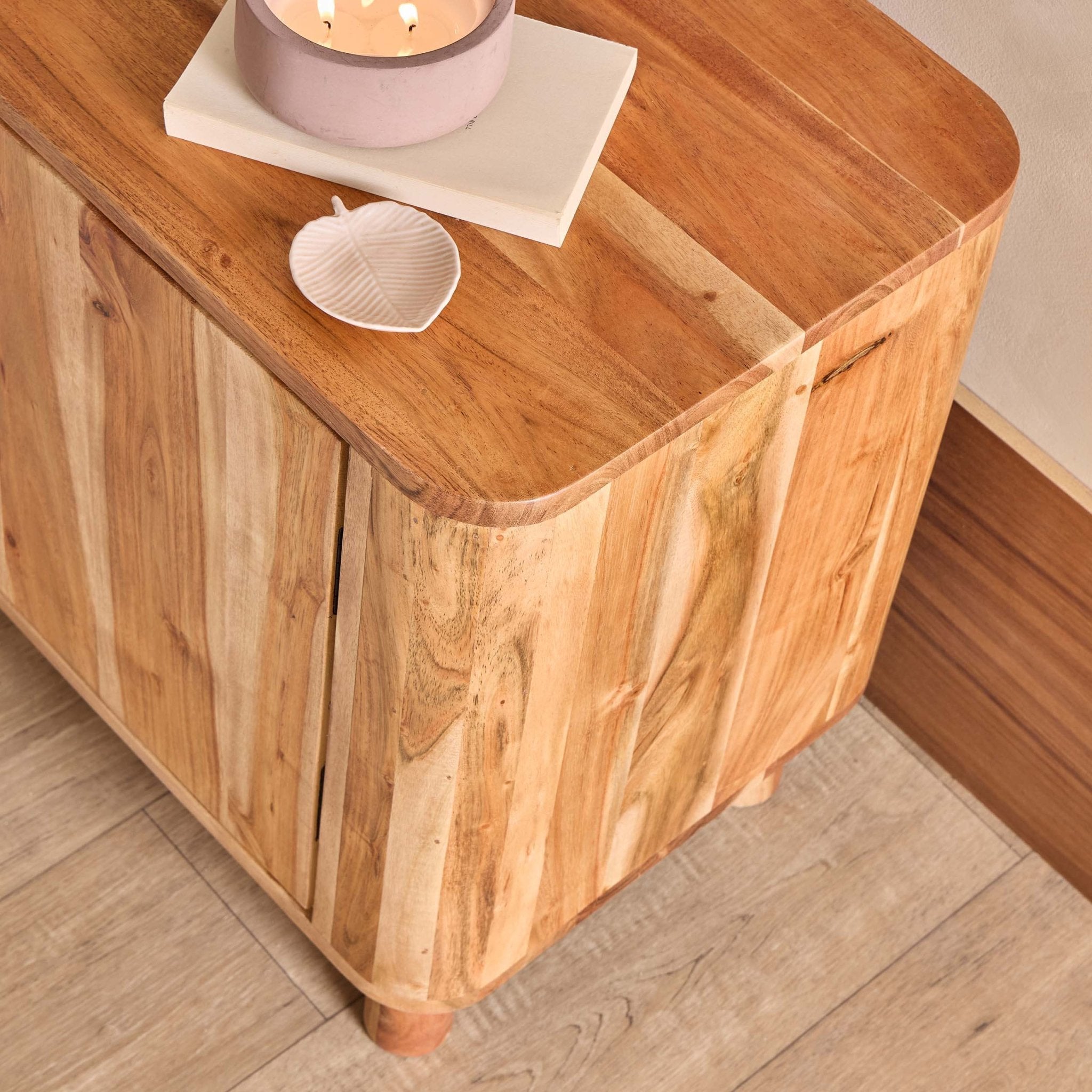 Meuble TV en bois d'acacia naturel organique avec étagères ouvertes pour téléviseurs jusqu'à 50 pouces pour salon