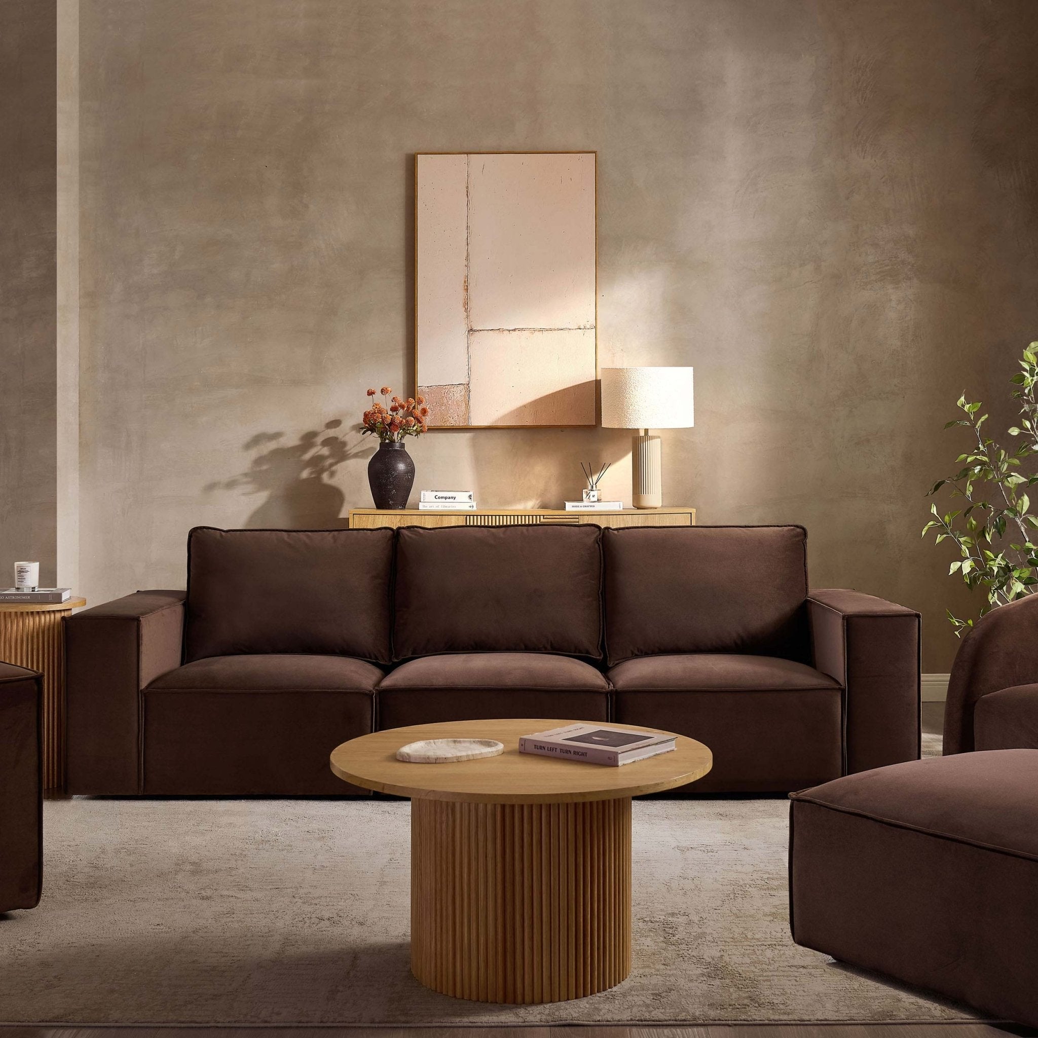 Table basse scandinave en bois clair avec piètement cylindrique à panneaux pour salon