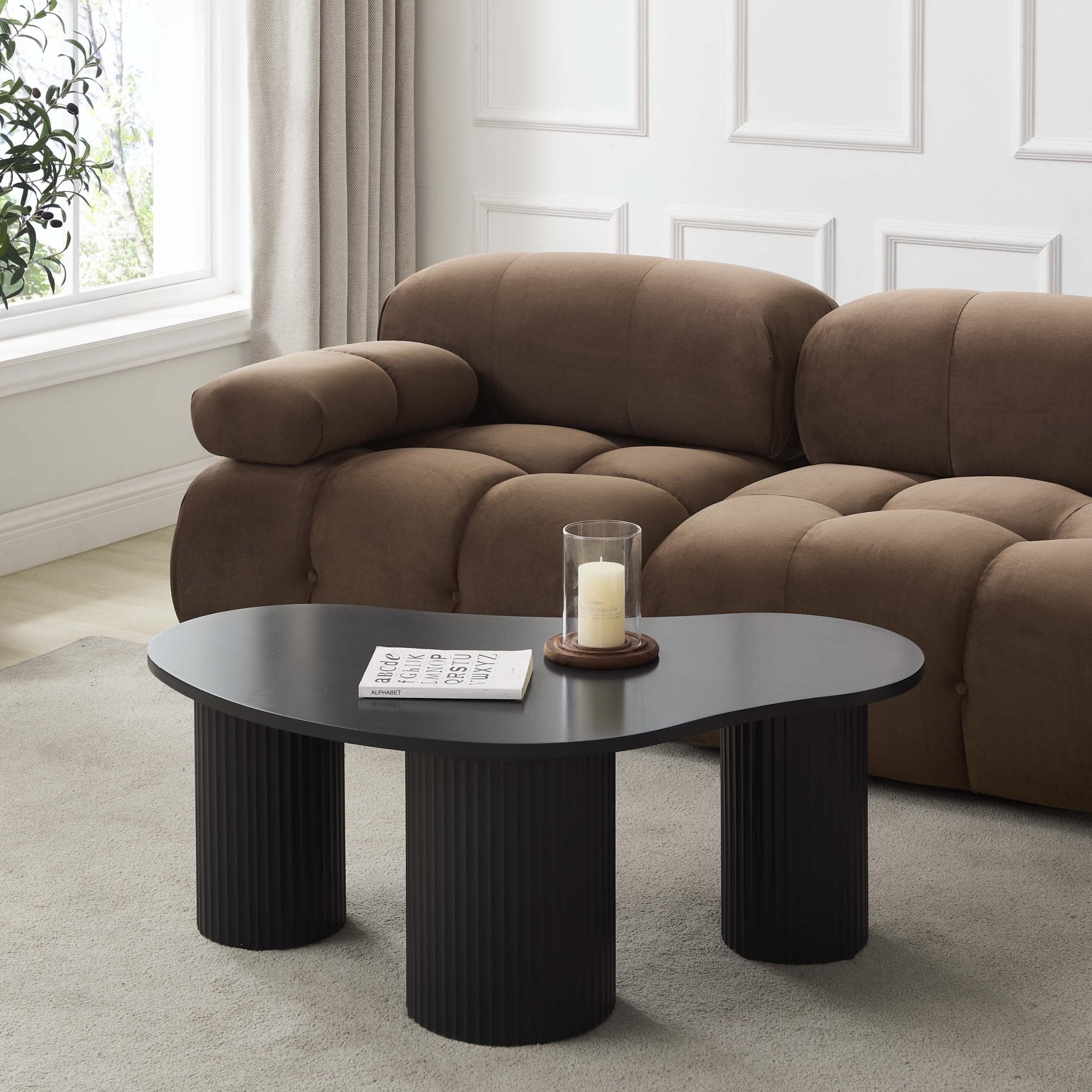 Table basse contemporaine peinte en noir, de forme irrégulière, pour salon