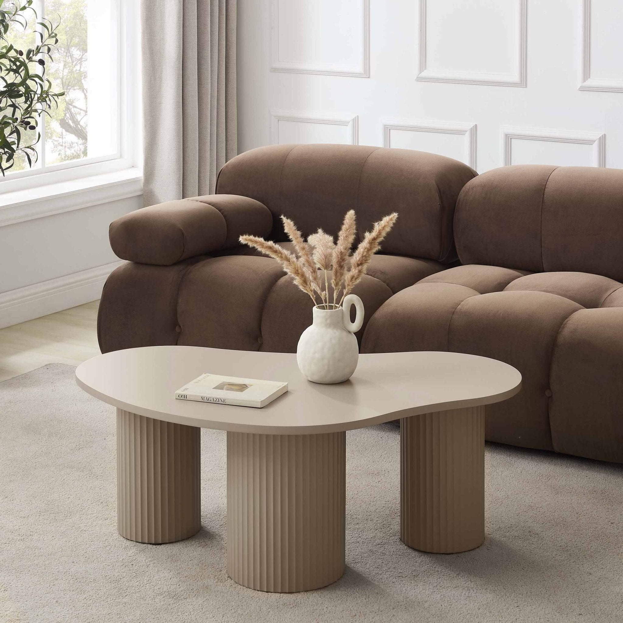 Table basse contemporaine peinte taupe de forme irrégulière pour salon