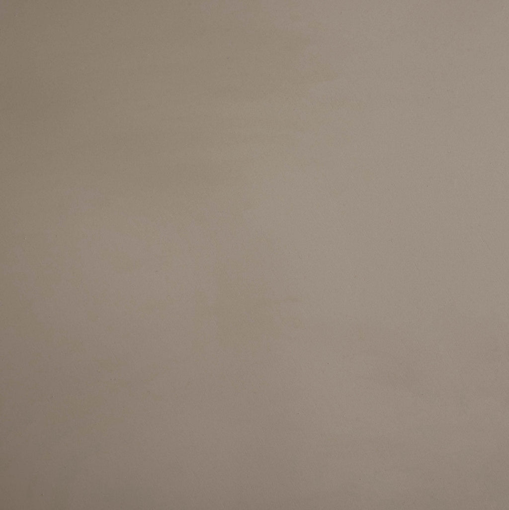 Table basse contemporaine peinte taupe de forme irrégulière pour salon