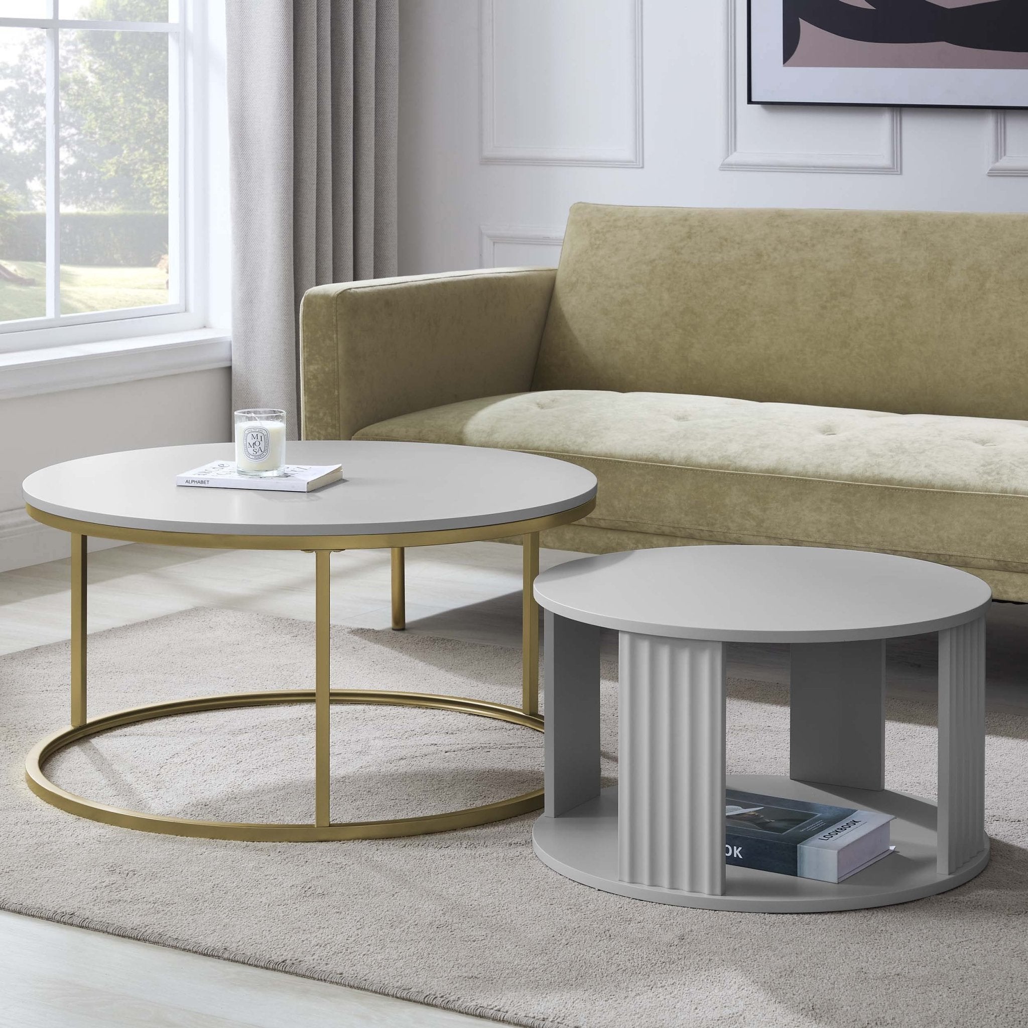 Table basse moderne peinte gris clair avec des touches dorées pour le salon