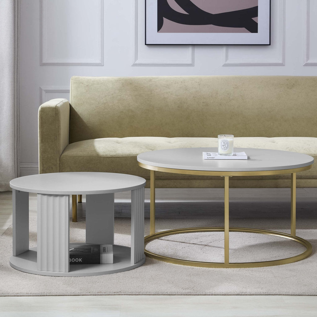Table basse moderne peinte gris clair avec des touches dorées pour le salon