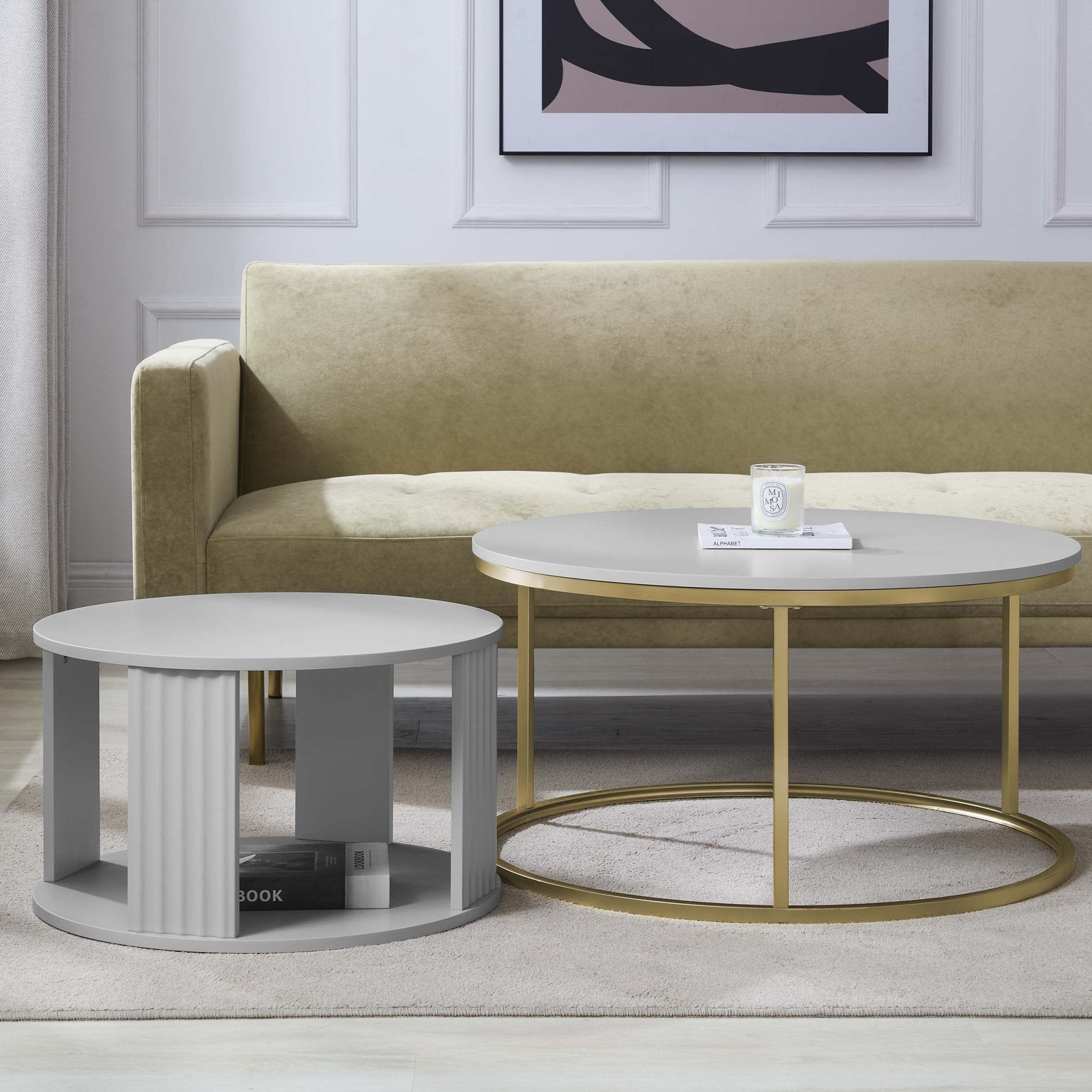 Table basse moderne peinte gris clair avec des touches dorées pour le salon