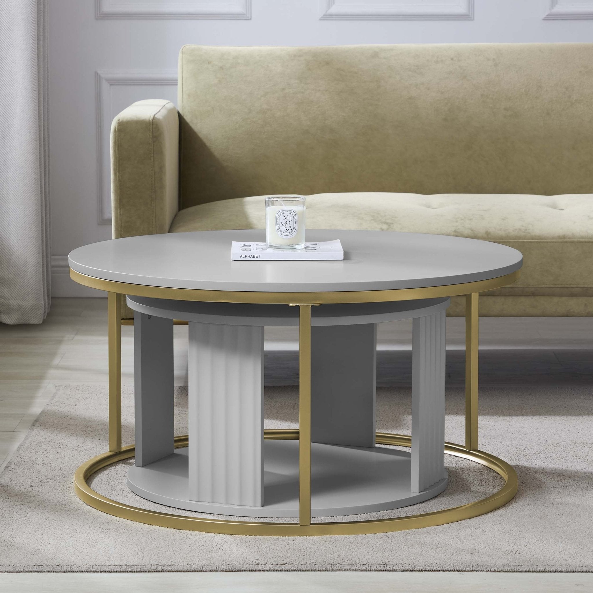 Table basse moderne peinte gris clair avec des touches dorées pour le salon