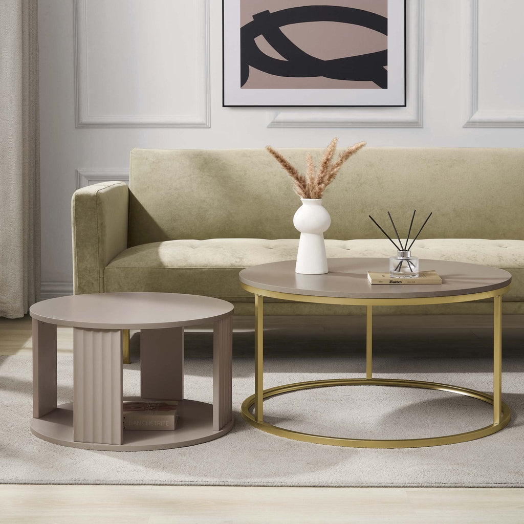 Table basse moderne peinte couleur taupe avec des accents dorés pour le salon