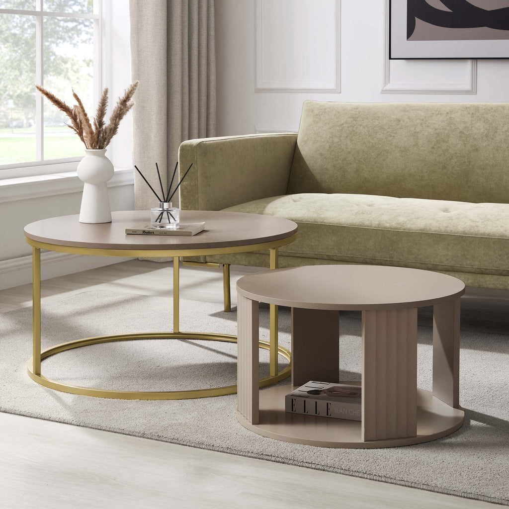 Table basse moderne peinte couleur taupe avec des accents dorés pour le salon