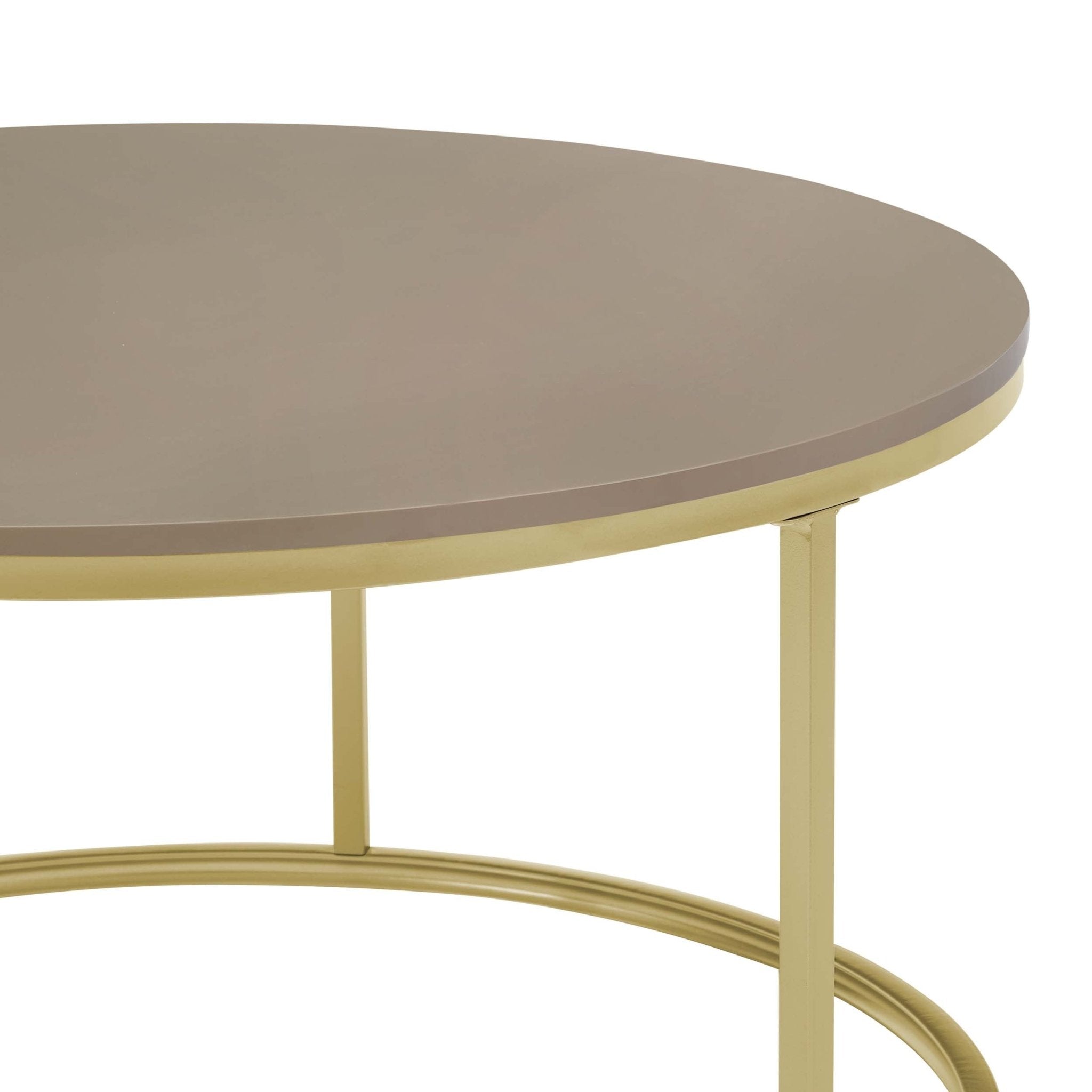 Table basse moderne peinte couleur taupe avec des accents dorés pour le salon