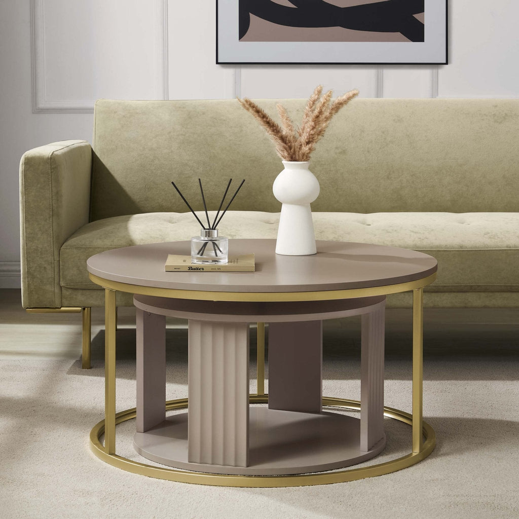 Table basse moderne peinte couleur taupe avec des accents dorés pour le salon
