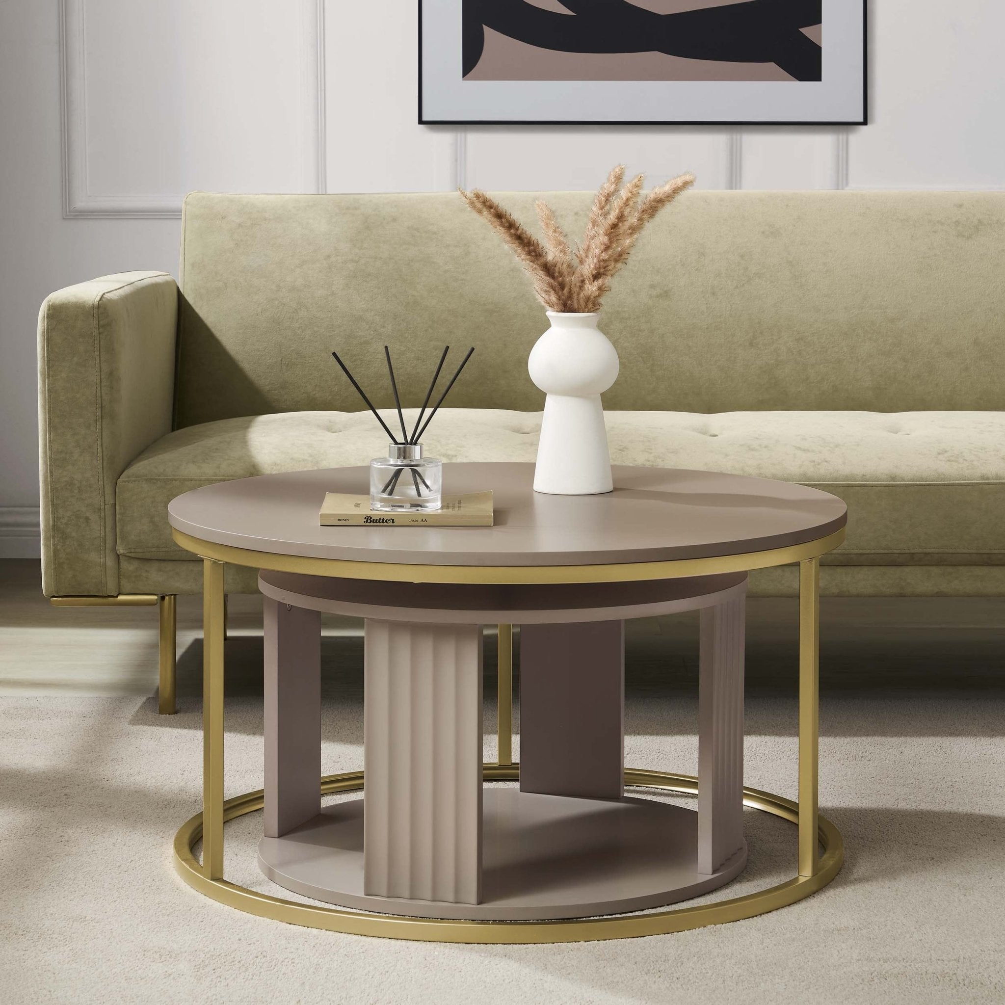Table basse moderne peinte couleur taupe avec des accents dorés pour le salon