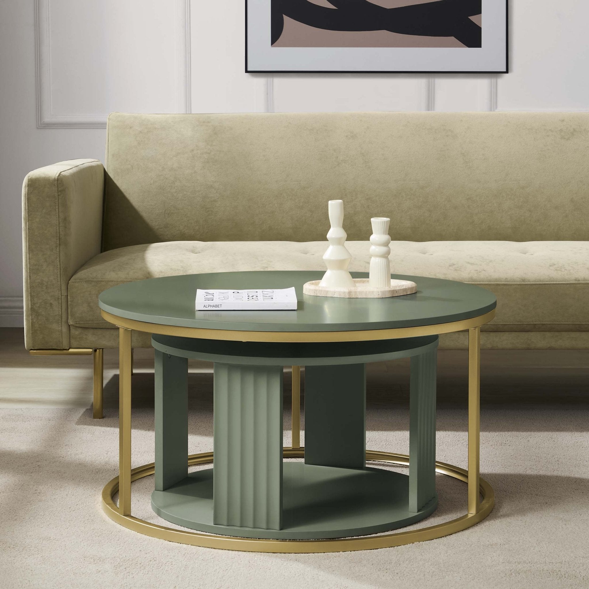Table basse peinte vétiver moderne avec accents dorés pour le salon