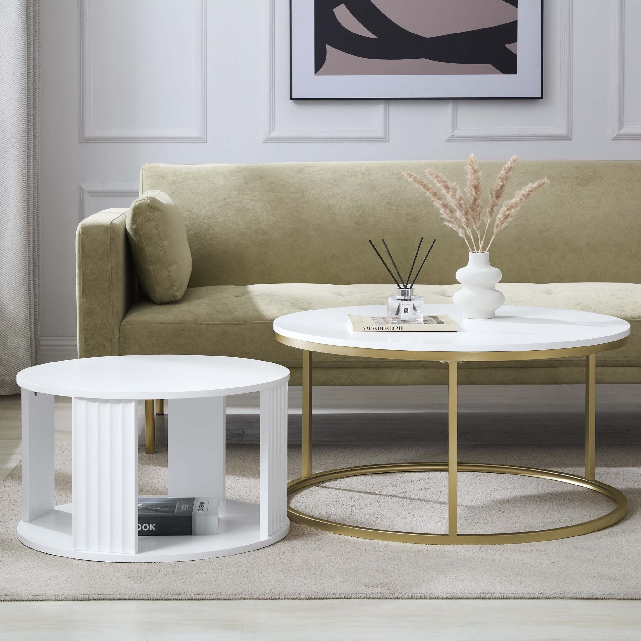 Table basse moderne peinte blanc chaud avec accents dorés pour le salon