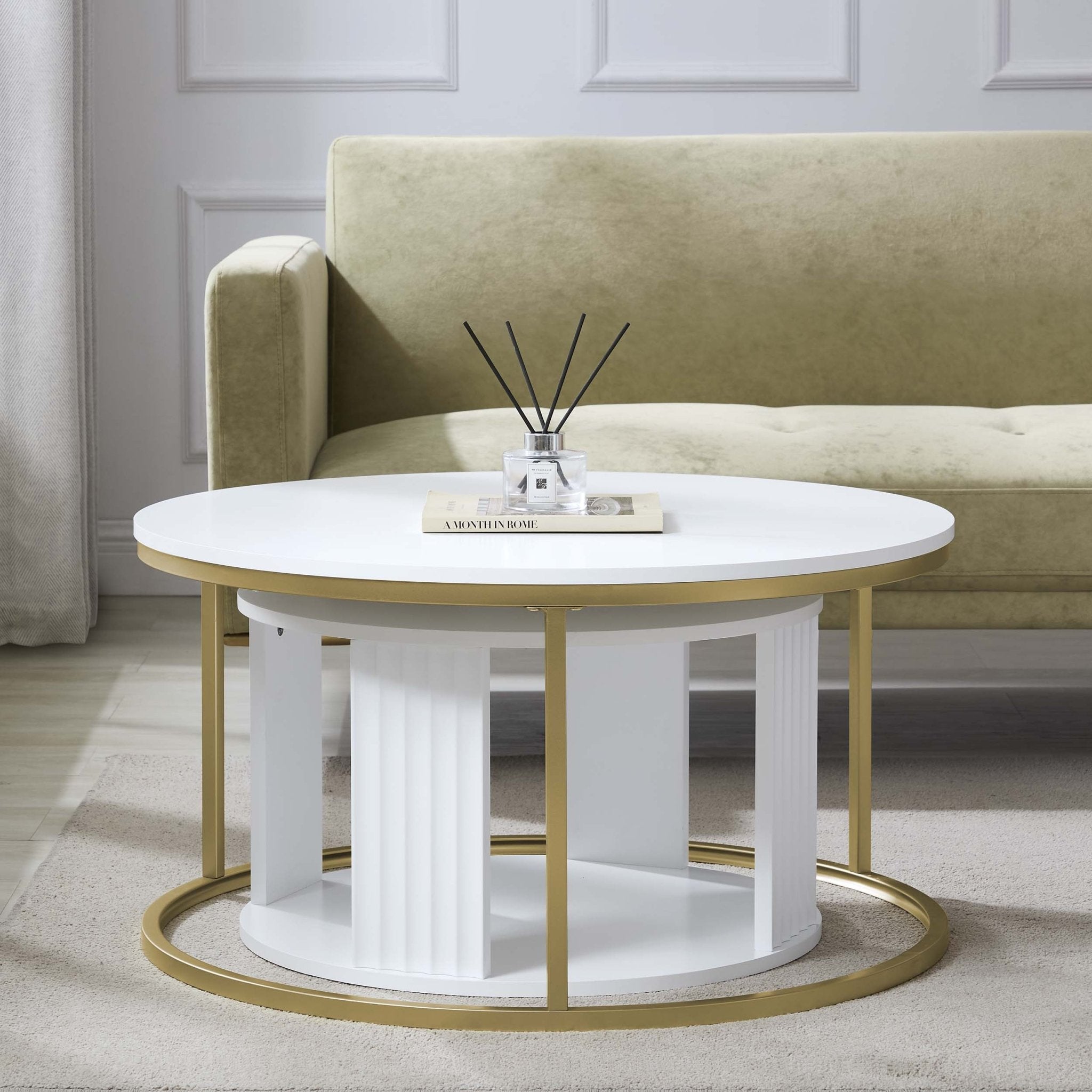 Table basse moderne peinte blanc chaud avec accents dorés pour le salon