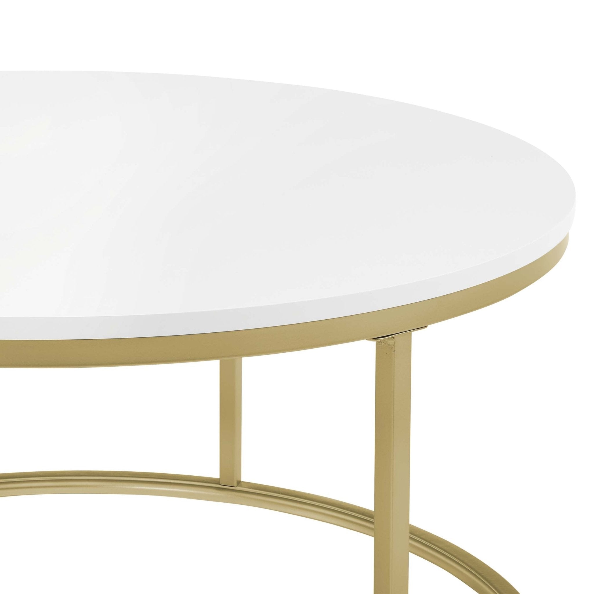 Table basse moderne peinte blanc chaud avec accents dorés pour le salon