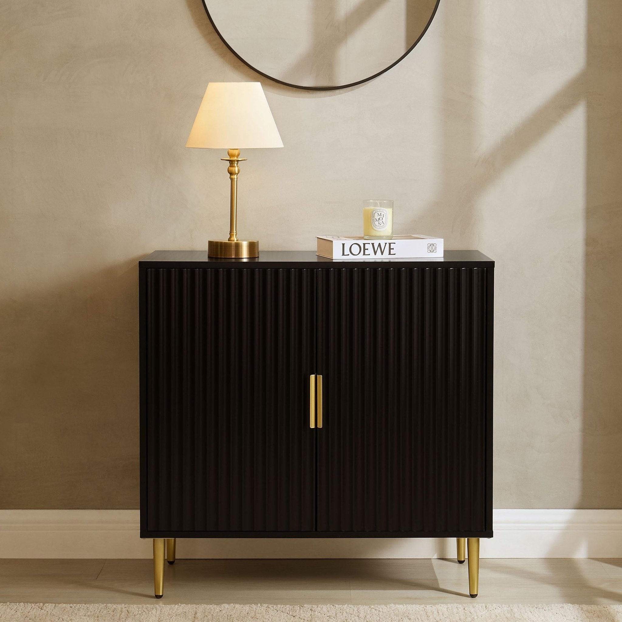 Bahut compact noir contemporain avec accents dorés pour le salon