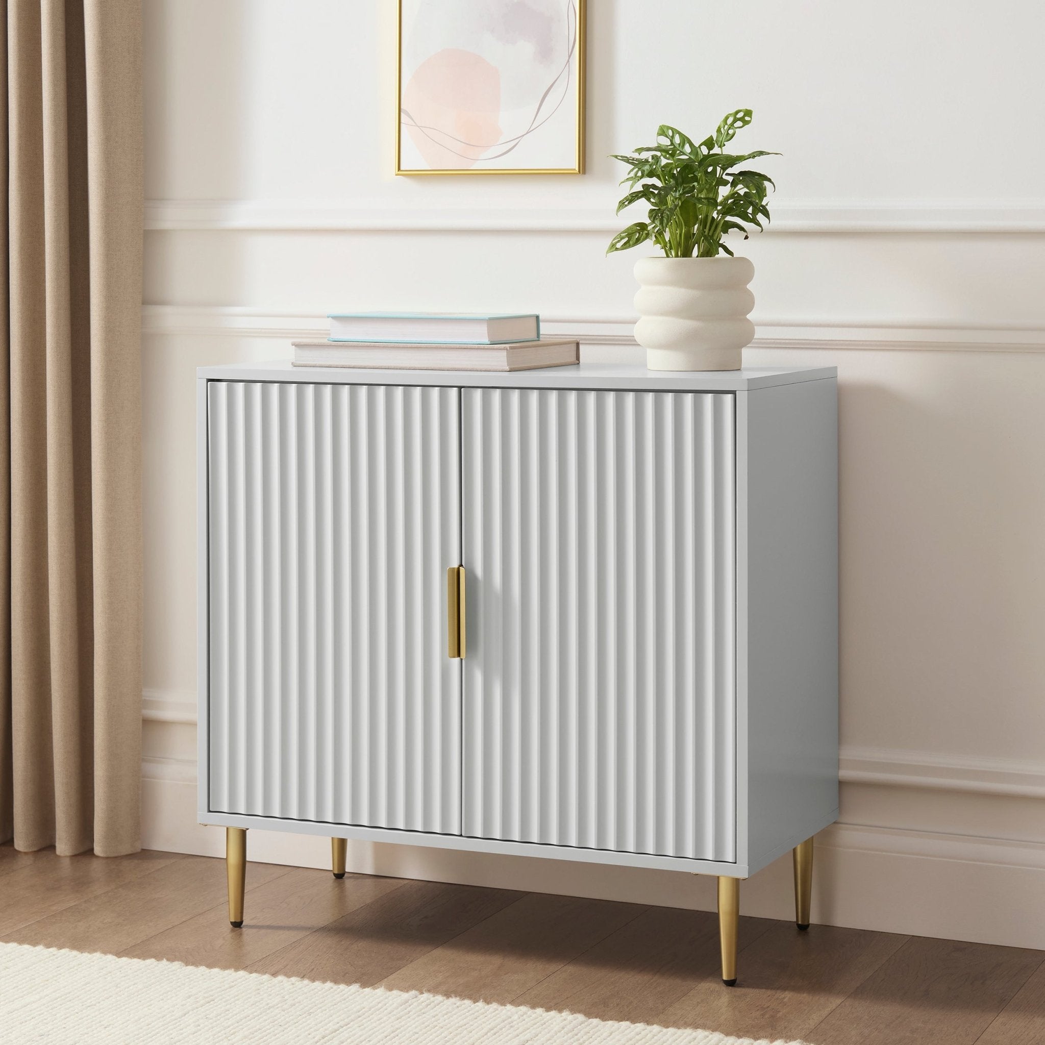 Buffet compact gris contemporain peint avec accents dorés pour salon