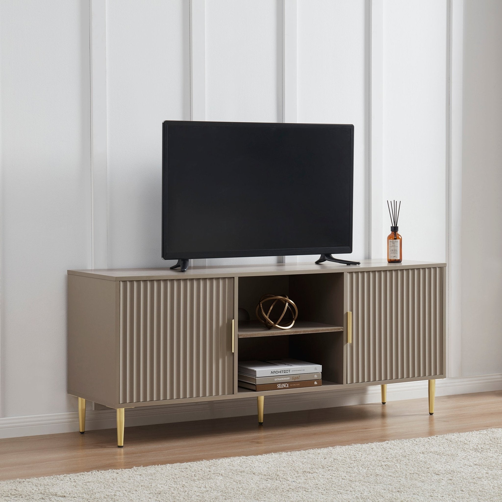 Meuble TV Evie taupe moderne peint avec accents dorés pour téléviseurs jusqu'à 65 pouces pour salon