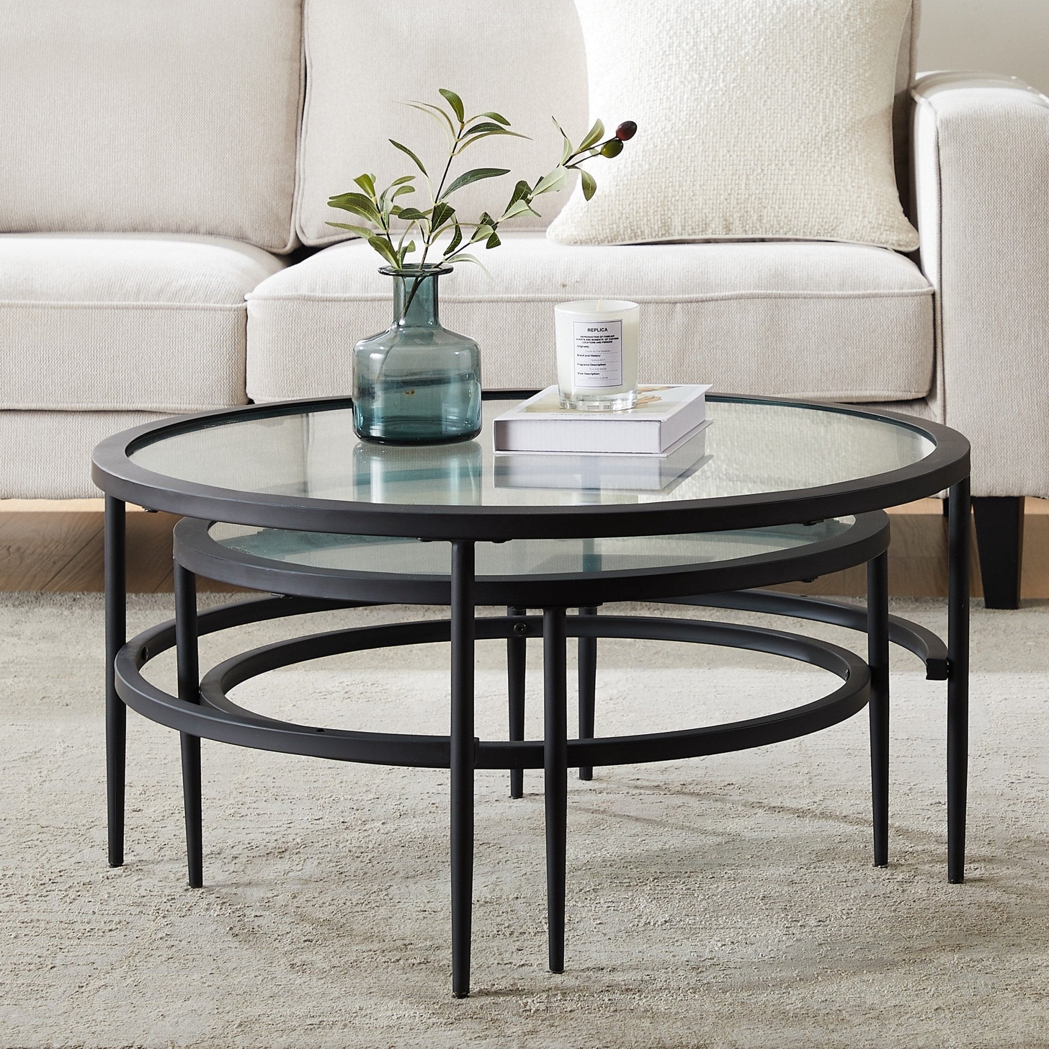 Table basse gigogne contemporaine en verre noir et métal avec design peu encombrant pour le salon