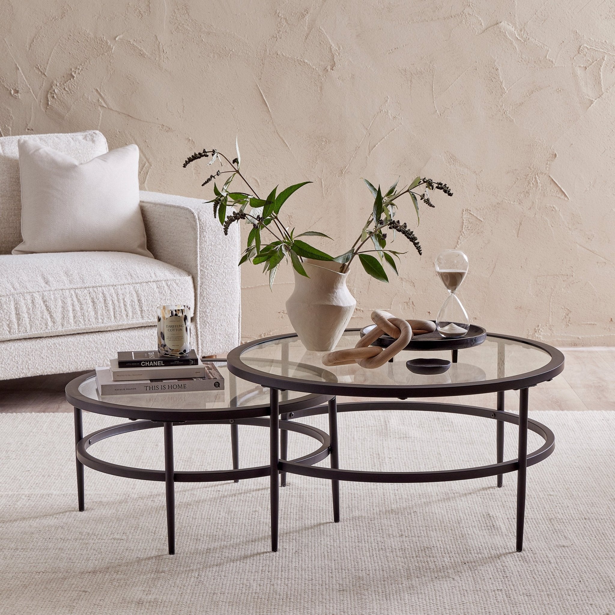 Table basse gigogne contemporaine en verre noir et métal avec design peu encombrant pour le salon