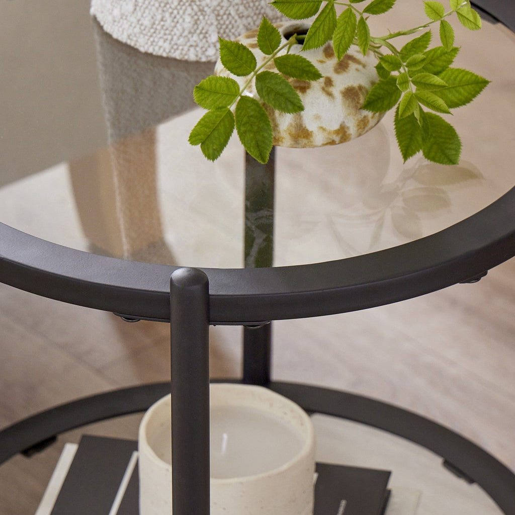 Table d'appoint ronde contemporaine en verre noir et métal avec cadre fin pour salon