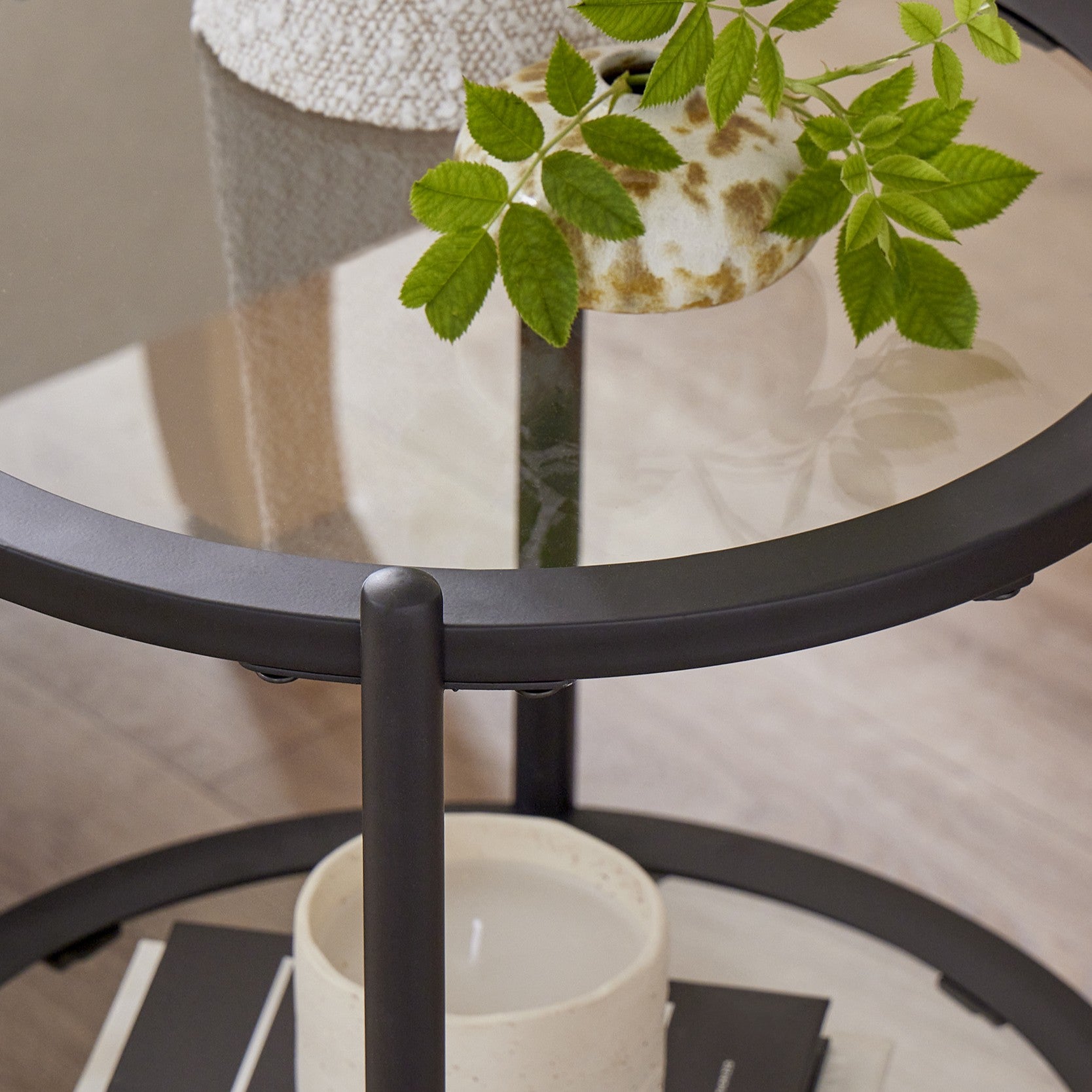 Table d'appoint ronde contemporaine en verre noir et métal avec cadre fin pour salon