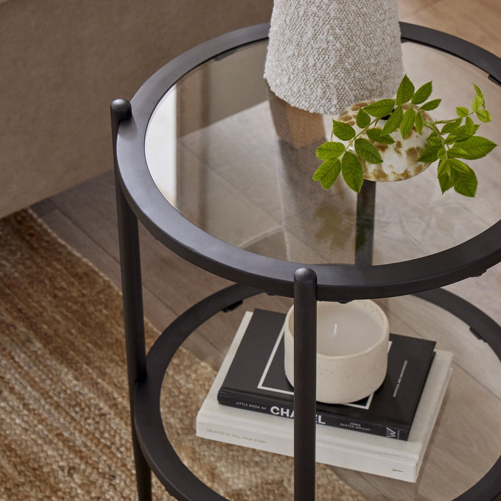Table d'appoint contemporaine en verre noir et métal avec plateau rond pour salon