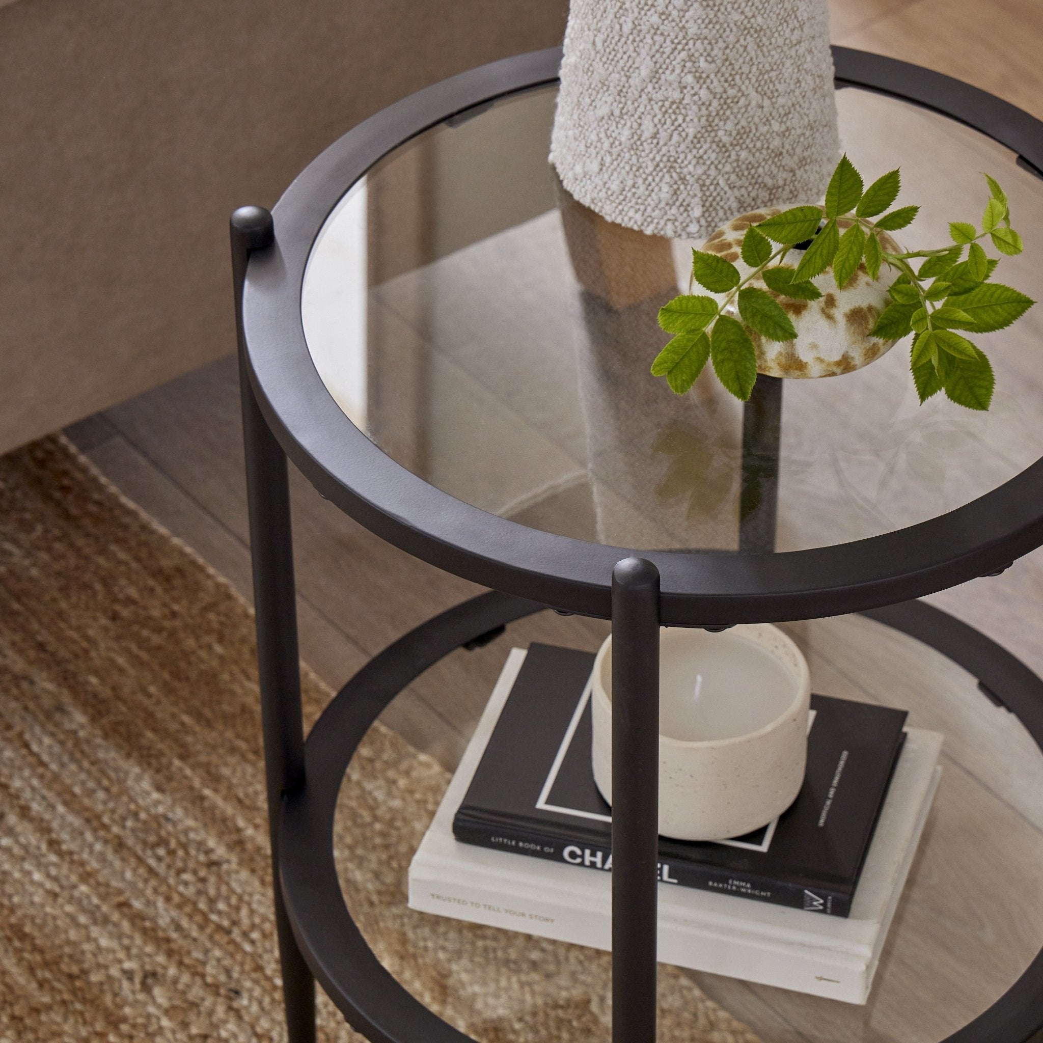 Table d'appoint ronde contemporaine en verre noir et métal avec cadre fin pour salon