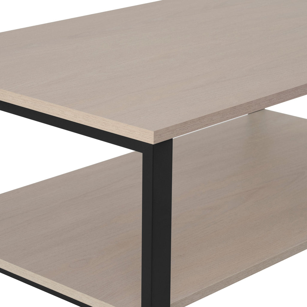 Table basse scandinave en bois naturel avec piétement en métal noir pour salon