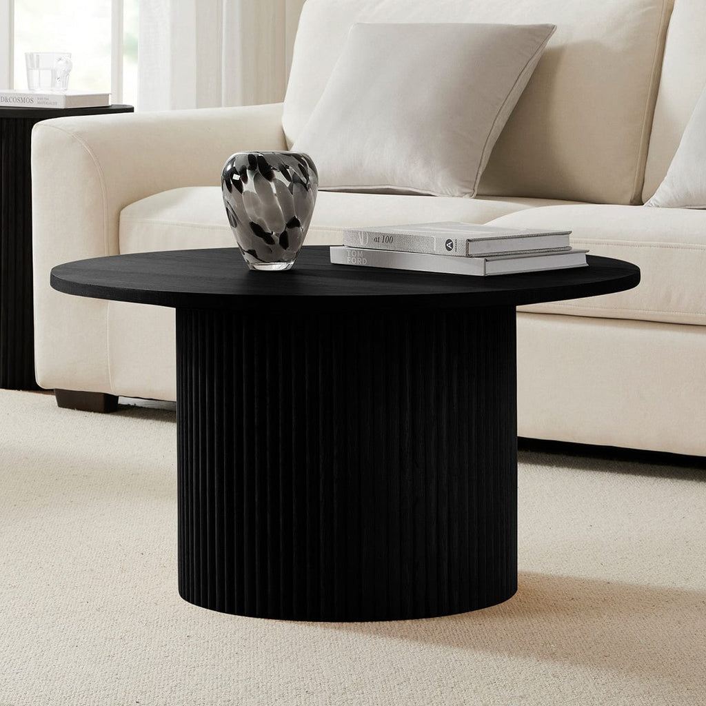Table basse contemporaine effet bois noir avec base cylindrique à panneaux pour salon