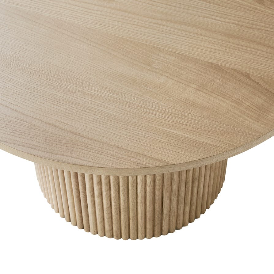 Table basse scandinave en bois clair avec piètement cylindrique à panneaux pour salon