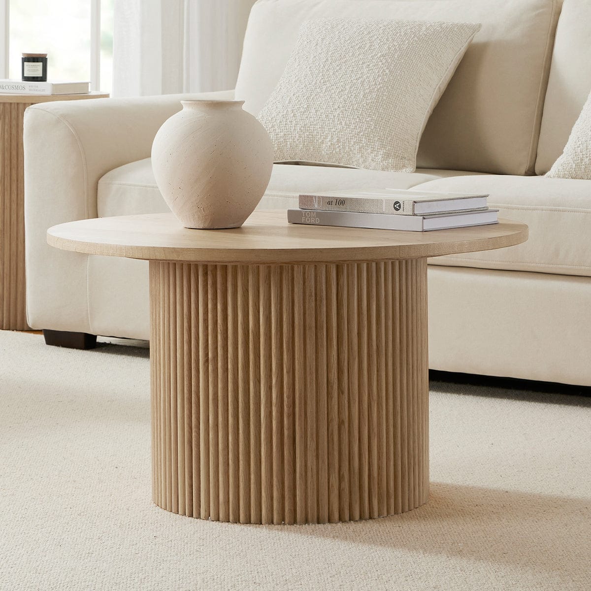 Table basse scandinave en bois clair avec piètement cylindrique à panneaux pour salon