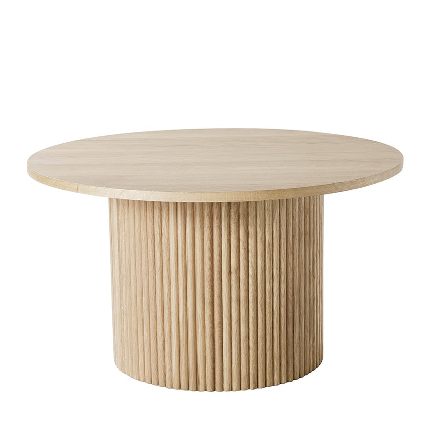 Table basse scandinave en bois clair avec piètement cylindrique à panneaux pour salon