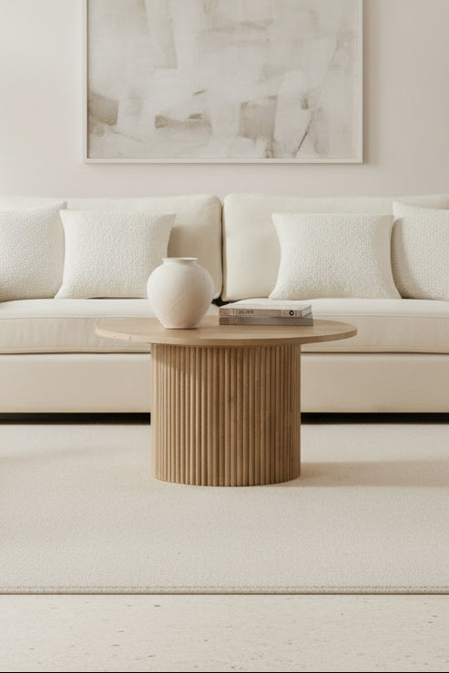 Table basse scandinave en bois clair avec piètement cylindrique à panneaux pour salon