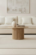 Table basse scandinave en bois clair avec piètement cylindrique à panneaux pour salon