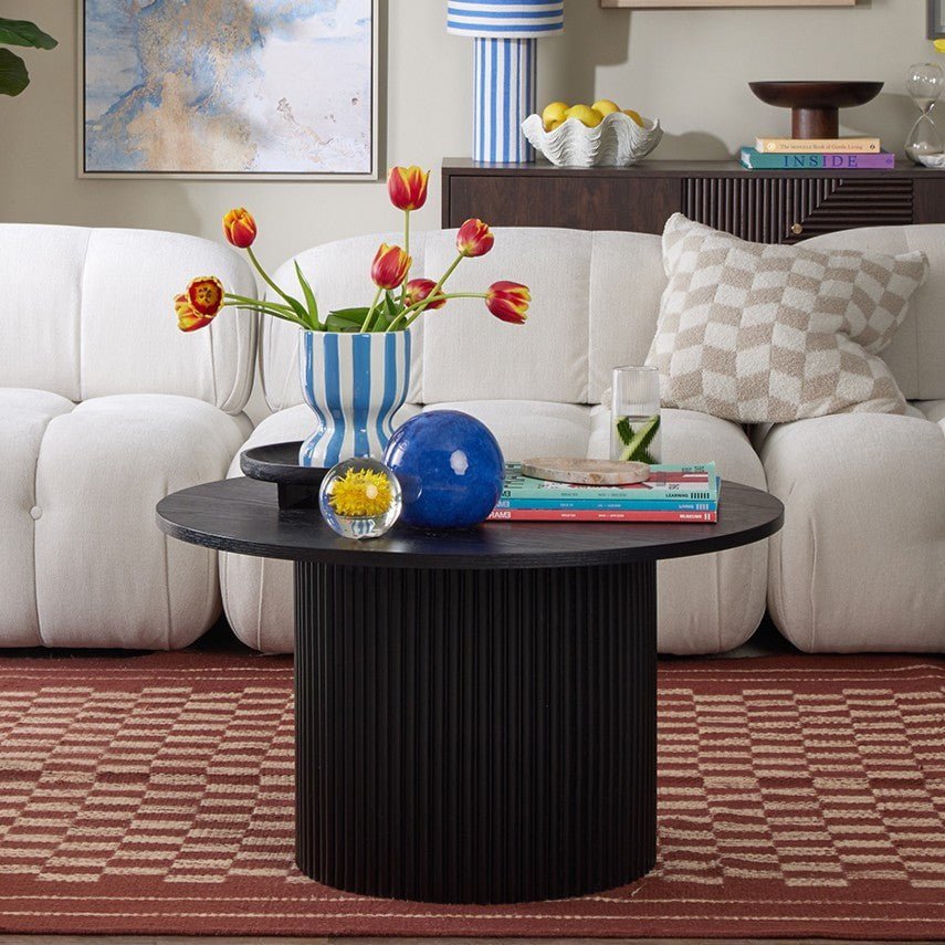 Table basse sur pied contemporaine effet bois noir avec base cylindrique fine pour le salon