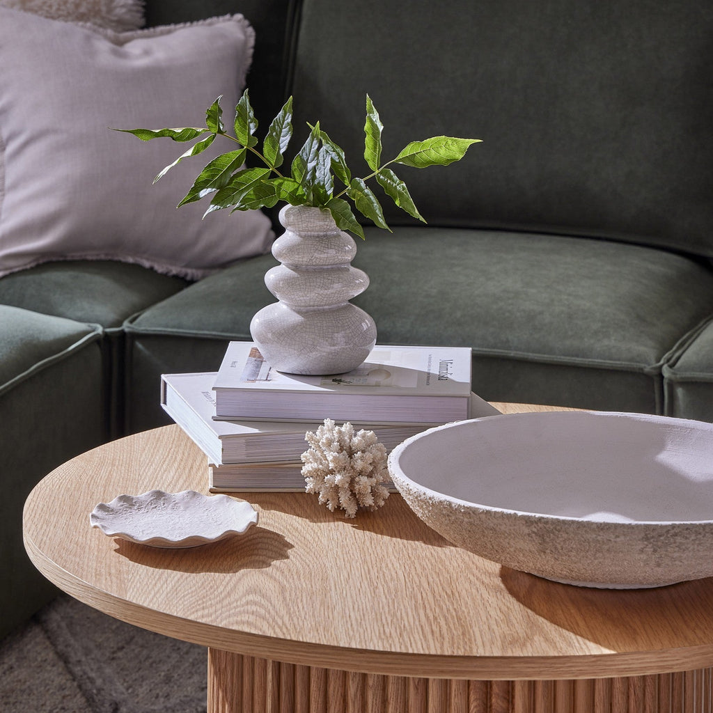 Table basse scandinave en bois clair avec piètement cylindrique à panneaux pour salon