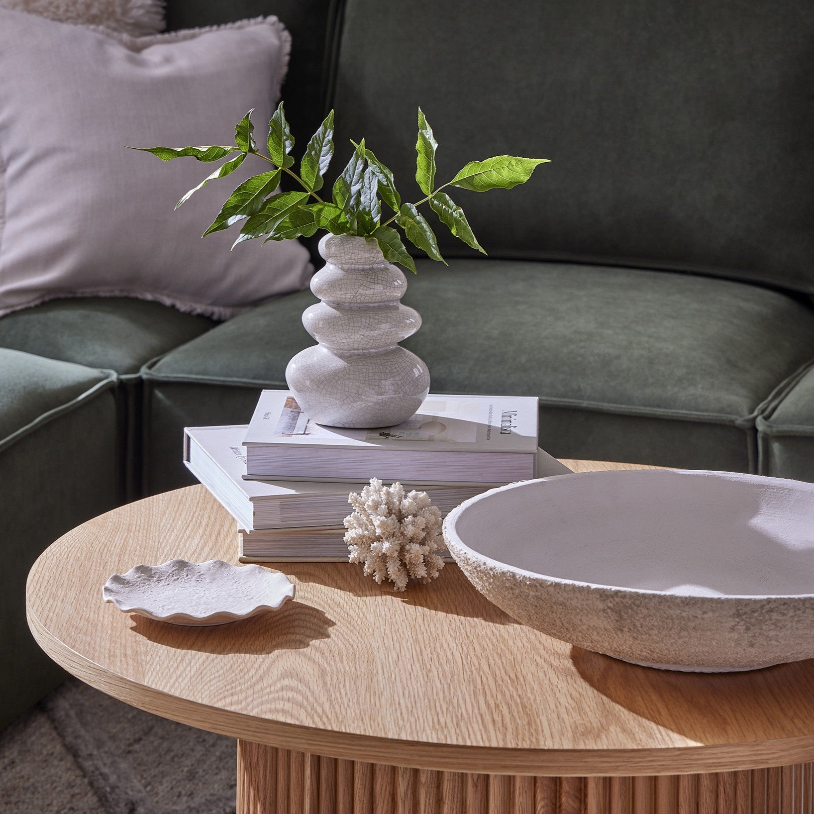 Table basse scandinave en bois clair avec piètement cylindrique à panneaux pour salon