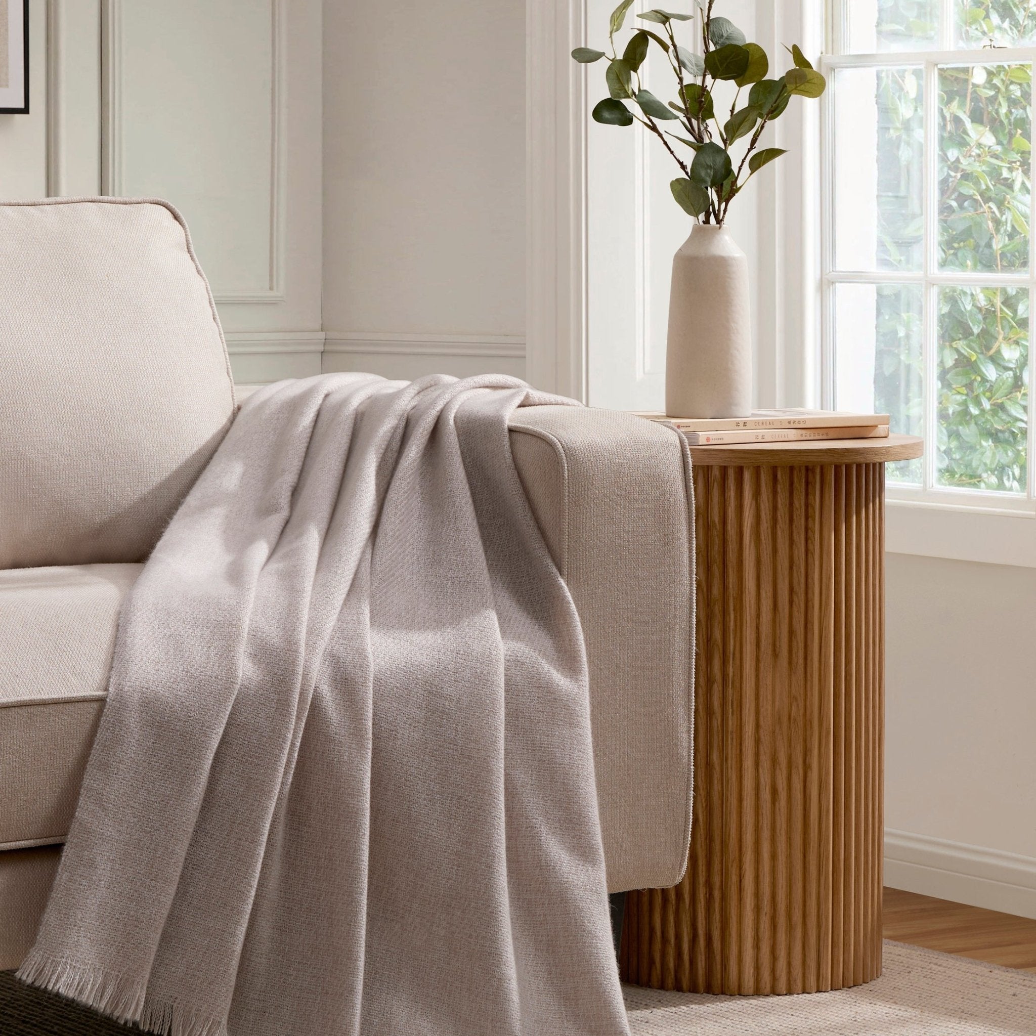 Table d'appoint scandinave en bois clair avec base cylindrique pour salon