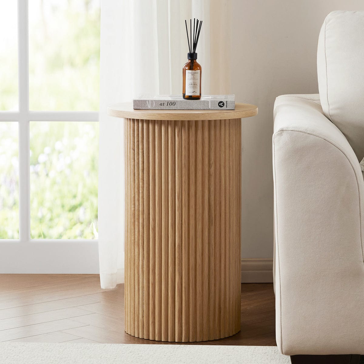 Table d'appoint scandinave en bois clair avec base cylindrique pour salon