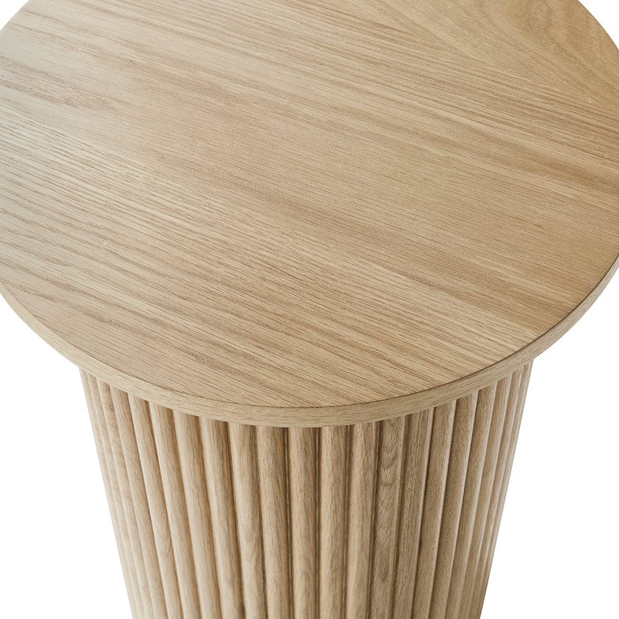 Table d'appoint scandinave en bois clair avec base cylindrique pour salon