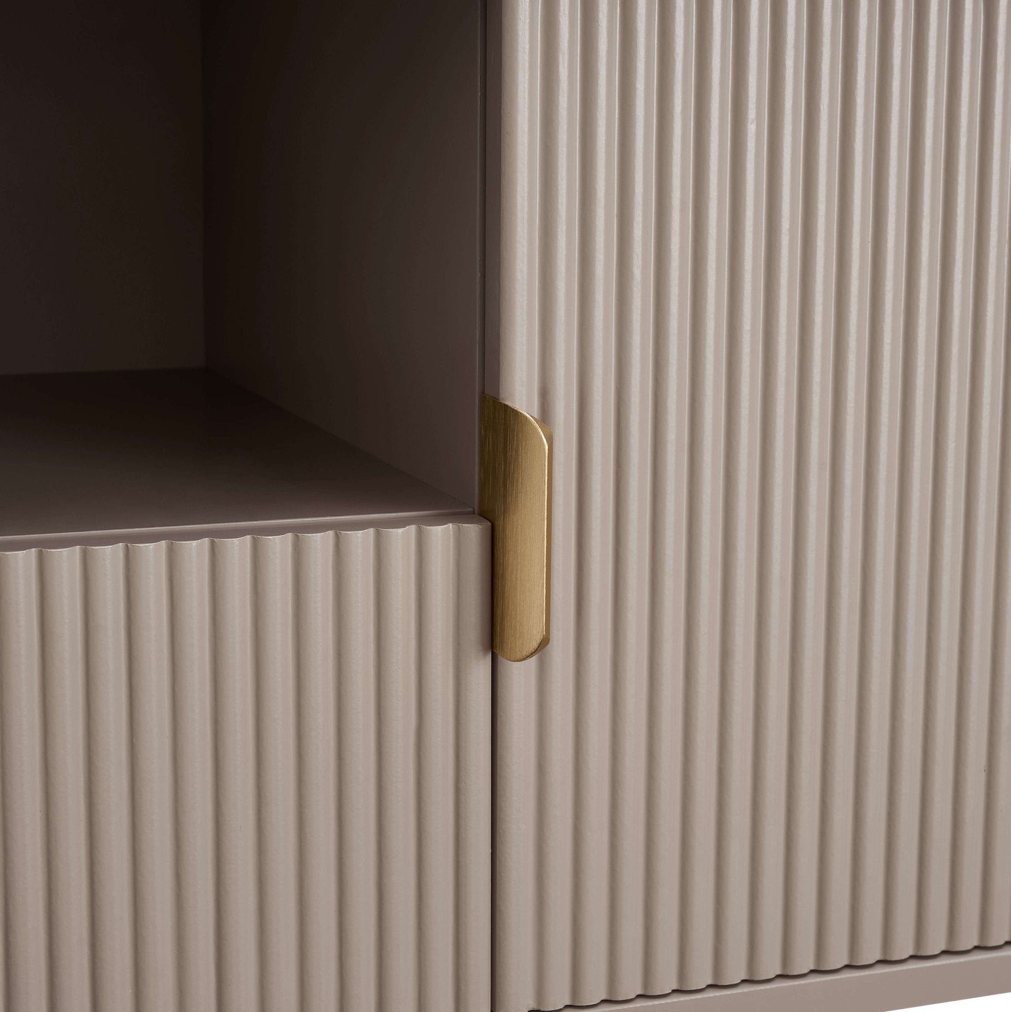 Meuble TV contemporain effet bois taupe avec panneaux pour téléviseurs jusqu'à 65 pouces pour salon