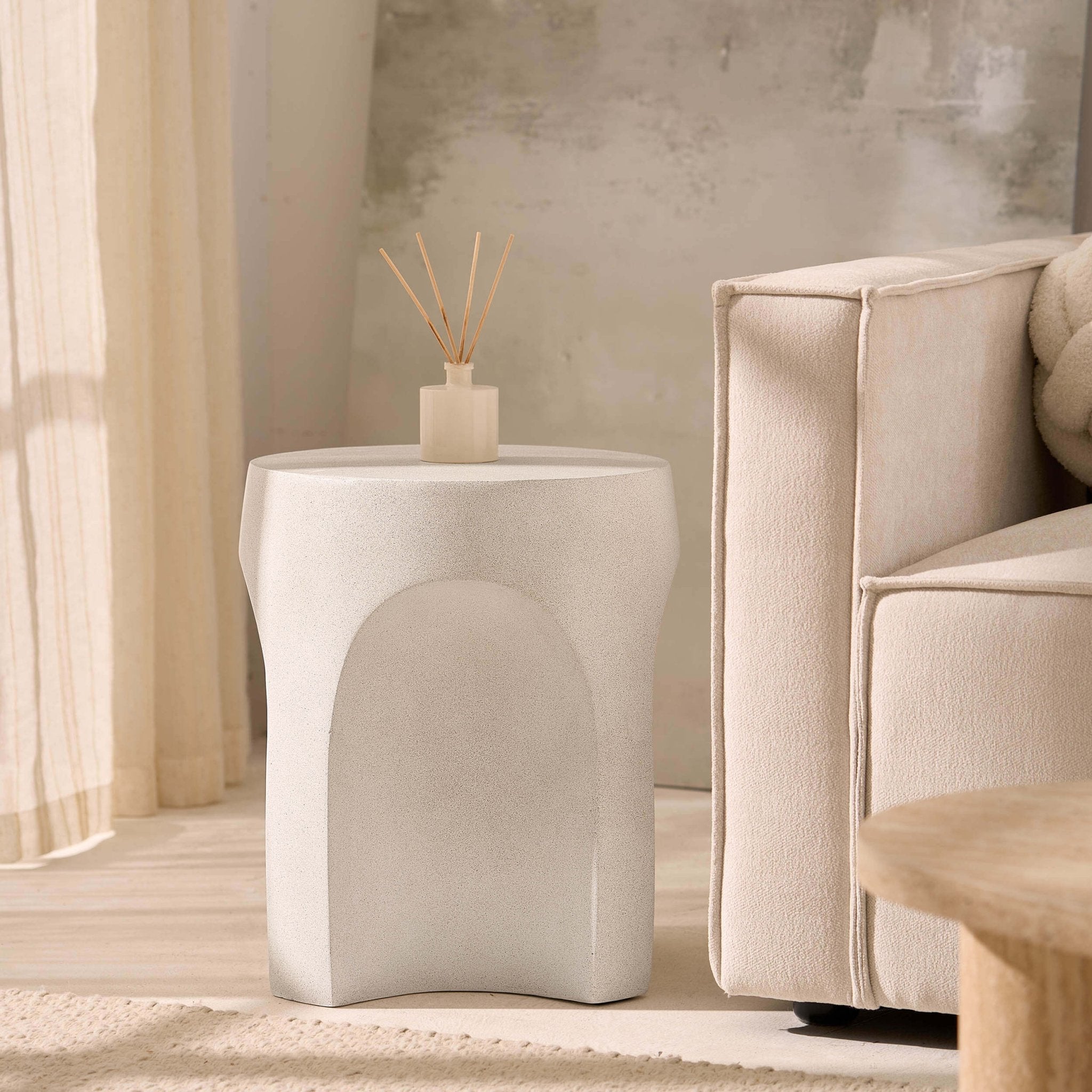 Table d'appoint Living Room effet pierre organique au design sculptural