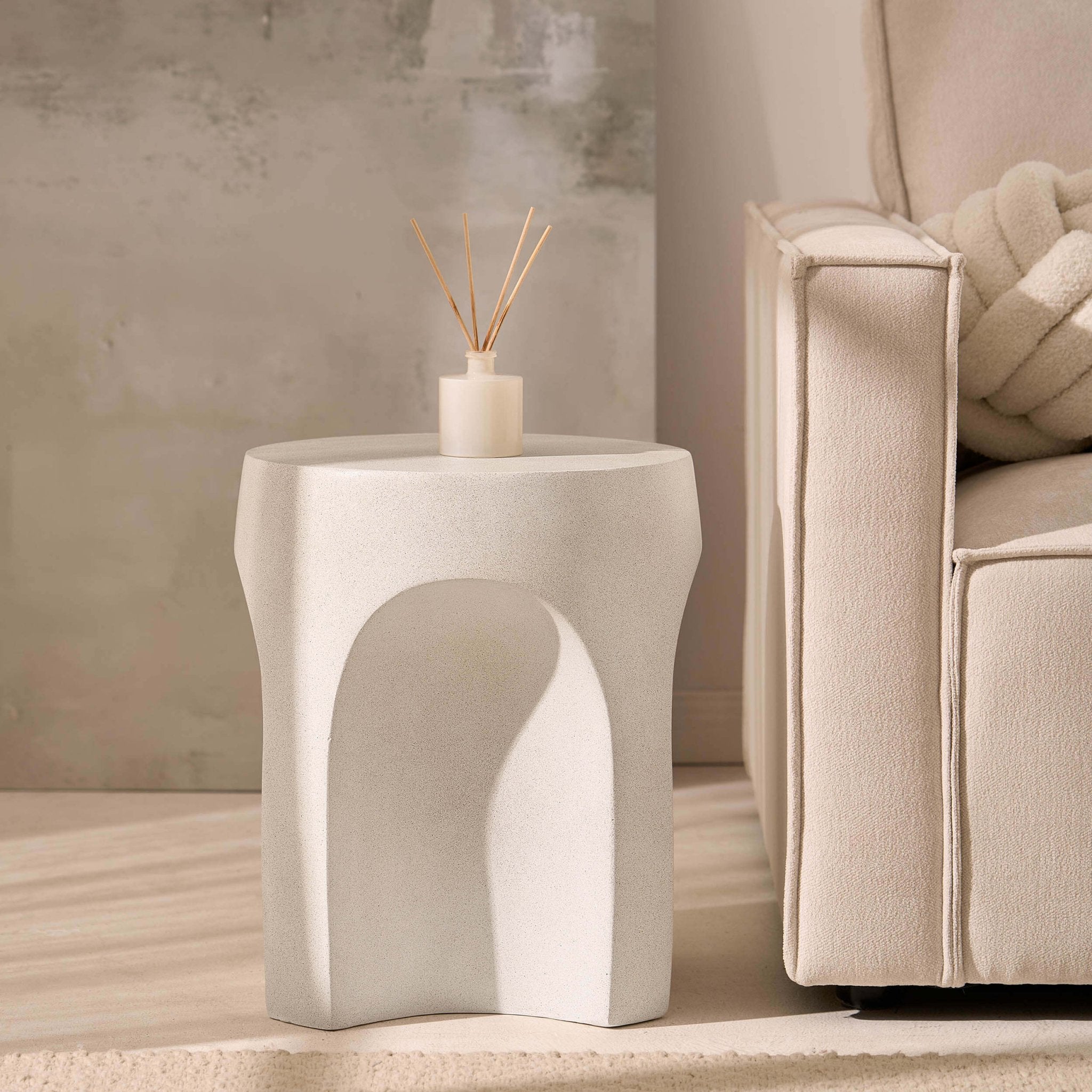 Table d'appoint Living Room effet pierre organique au design sculptural